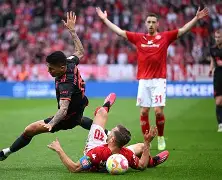 包含今晚突围战来临，拜仁慕尼黑围绕社区盾再遭质疑，气氛紧张，阵容厚度经受考验的词条