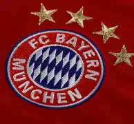 包含今晚突围战来临，拜仁慕尼黑围绕社区盾再遭质疑，气氛紧张，阵容厚度经受考验的词条